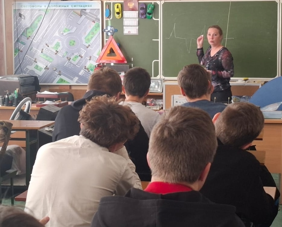 Специалист ЯОКНБ Елена Зимакова провела цикл занятий в Ярославском автомеханическом колледже